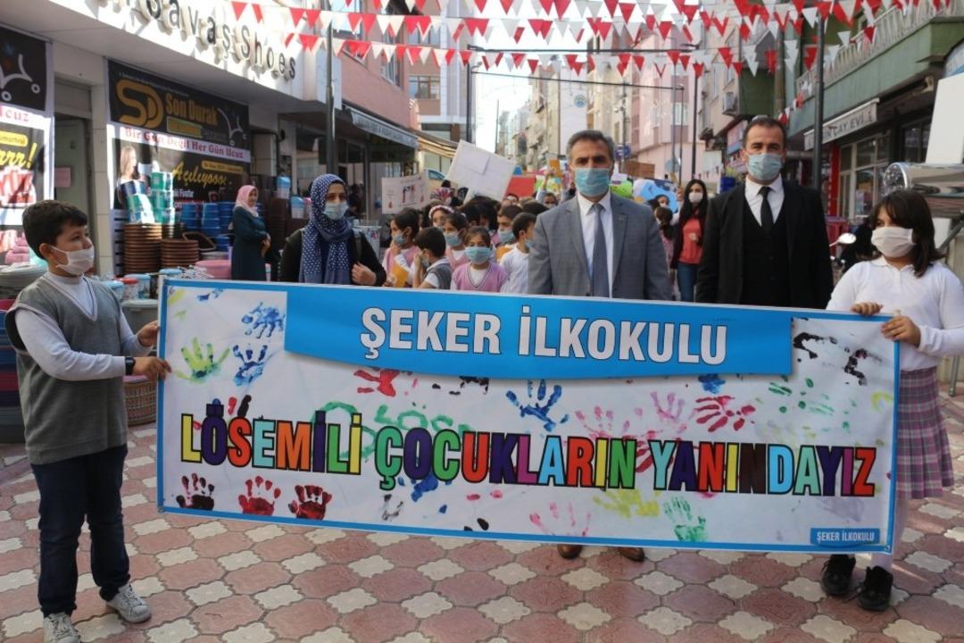 &ldquo;Maskeme değil, g&ouml;zlerime bak&rdquo; sloganıyla l&ouml;semiye dikkat &ccedil;ektiler