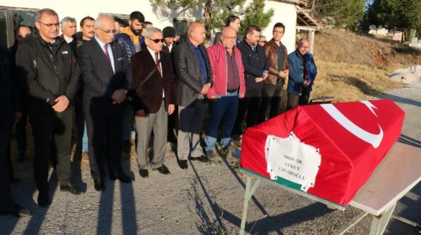 Arkeolog Aykut Çınaroğlu, 20 yıldır kazı yaptığı alanın yanına defnedildi