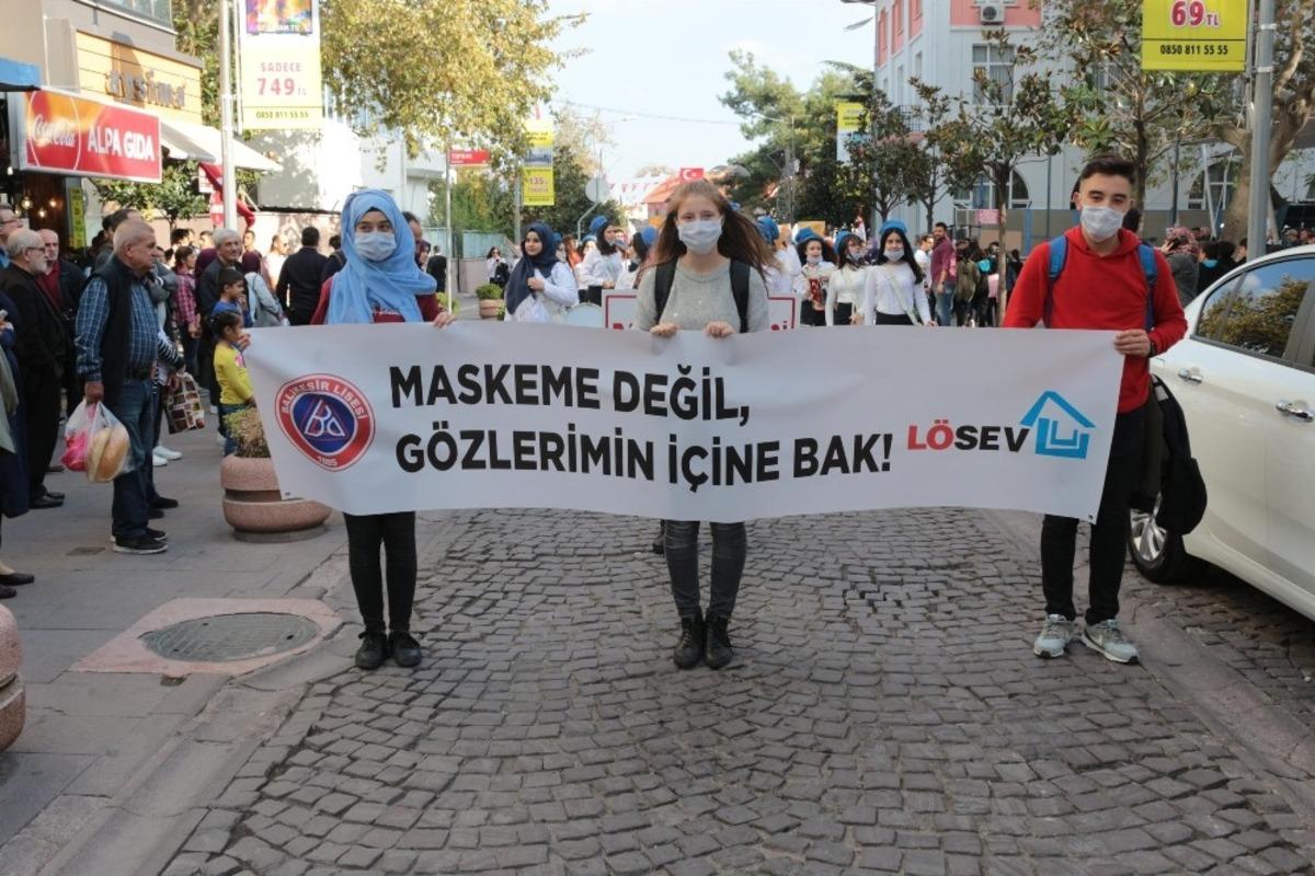 Maskeme değil g&ouml;zlerime bak