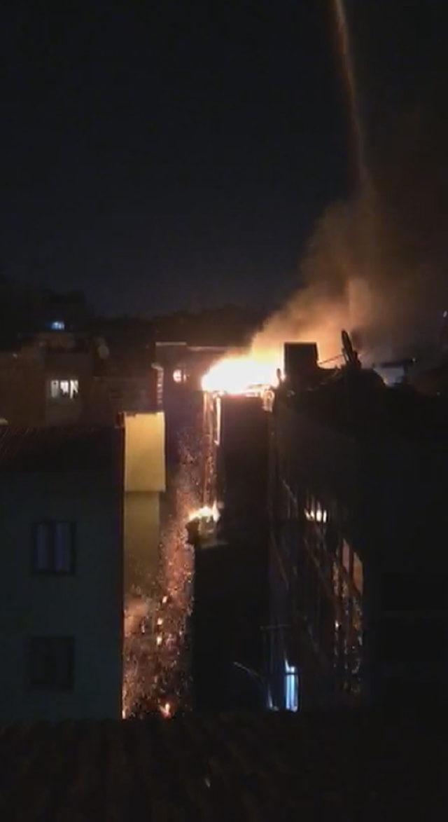 Fatih te 6 katlı binanın çatısı alev alev yandı (1) 1
