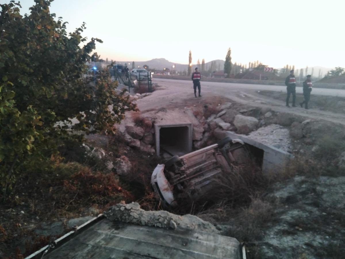 Burdur'da otomobil dere yatağına devrildi: 4 yaralı