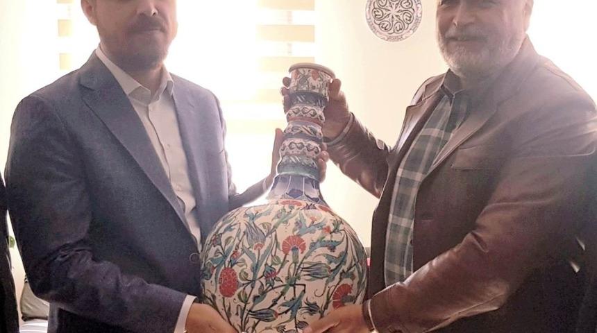 Erdoğan&rsquo;a el yapımı &ccedil;ini vazo