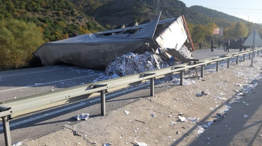 Tır ile traktör çarpıştı: 2 yaralı