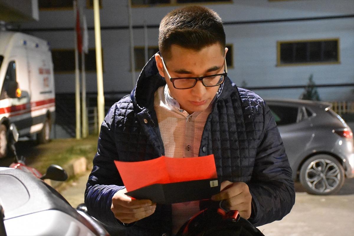 Doğum g&uuml;n&uuml;nde annesi polise yakalattı! Notu okuyunca neye uğradığını şaşırdı!
