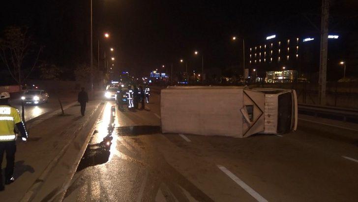 Bursa'da koyunları taşıyan kamyon devrildi: 8 kuzu telef oldu G3