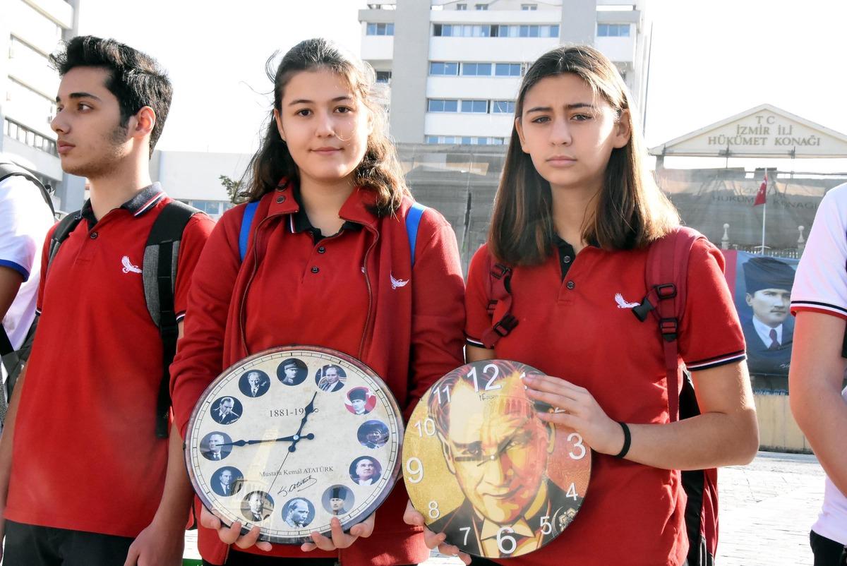 Saatlerini 9'u 4 ge&ccedil;eye kurup, Saat Kulesi'ne bıraktılar