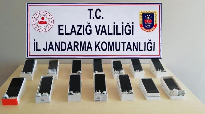 Bir otomobilde g&uuml;mr&uuml;k ka&ccedil;ağı telefonlar ele ge&ccedil;irildi