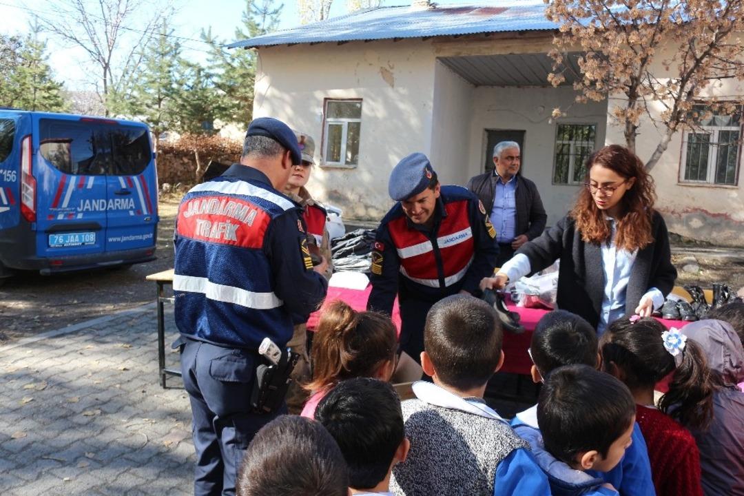 Jandarmadan &ouml;ğrencilere ayakkabı ve kıyafet yardımı