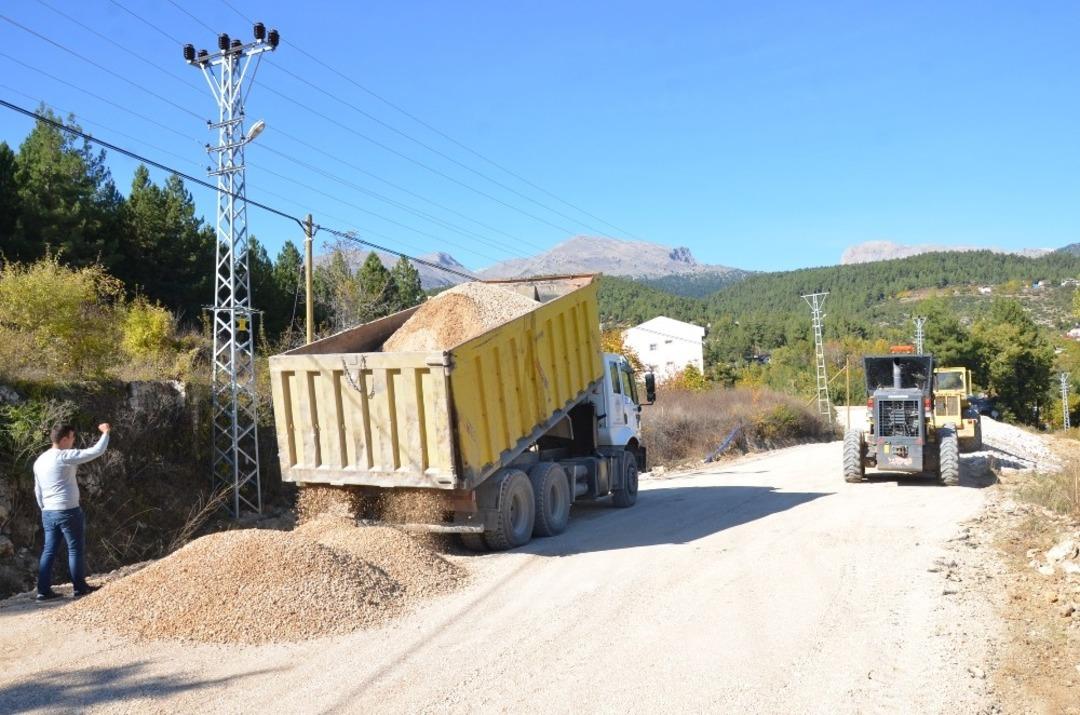 &Ccedil;amlıyayla&rsquo;da heyelandan zarar g&ouml;ren yollar onarıldı