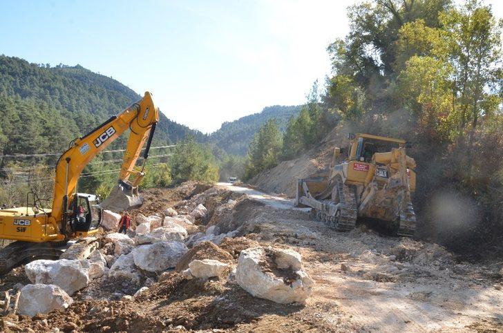 Çamlıyayla’da heyelandan zarar gören yollar onarıldı G2