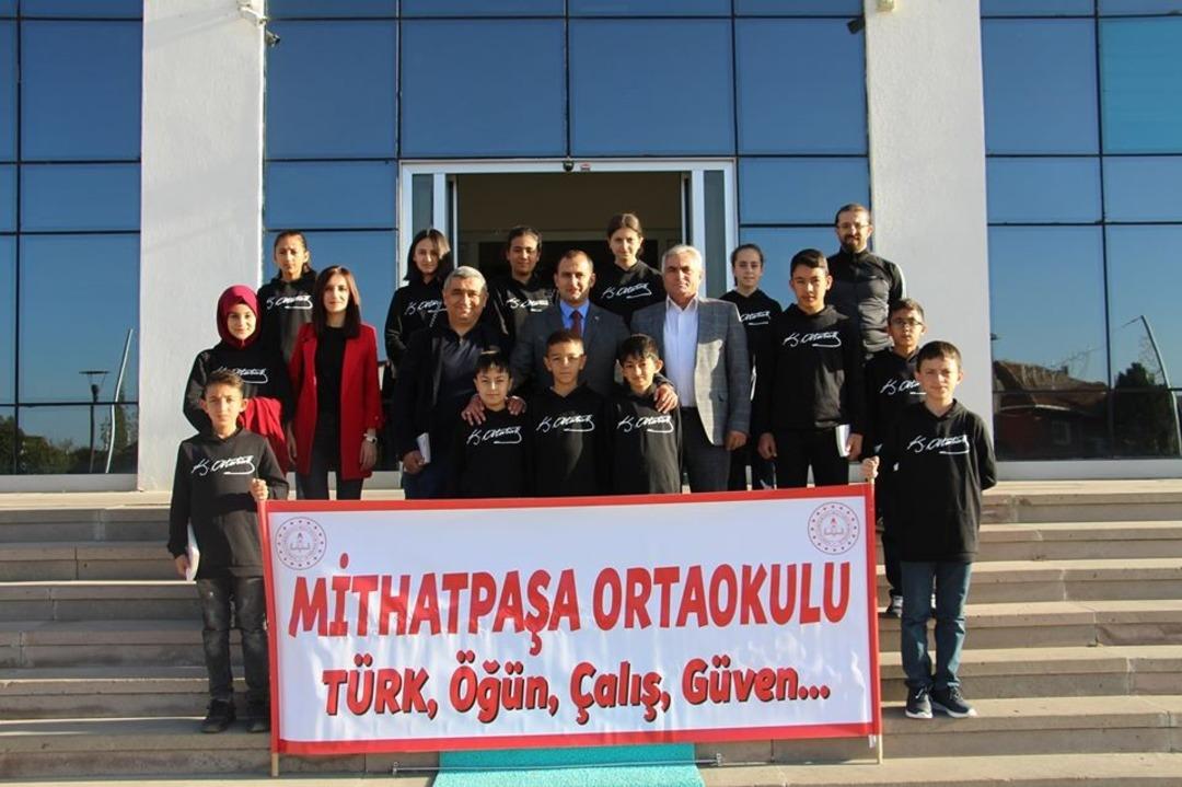 Mezun olduğu ortaokulun &ouml;ğrencilerine g&ouml;rev yaptığı il&ccedil;eyi tanıttı