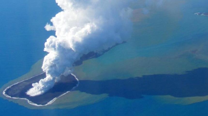 Yanardağ patladı! Bir ada battı, üç kat daha büyük bir ada doğdu