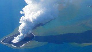 Yanardağ patladı! Bir ada battı, üç kat daha büyük bir ada doğdu