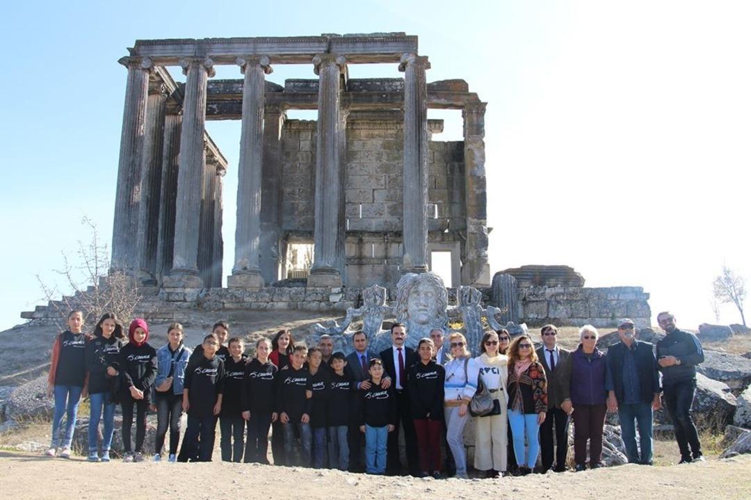 Kayserili &ouml;ğrenciler Aizanoi Antik Kenti&rsquo;ni ziyaret etti