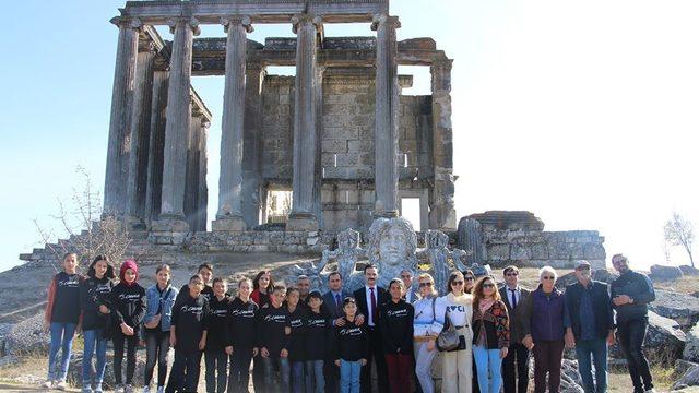 Kayserili öğrenciler Aizanoi Antik Kenti’ni ziyaret etti
