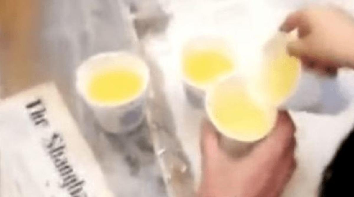 B&ouml;yle ceza mı olur! İdrar i&ccedil;irip b&ouml;cek yediriyorlar