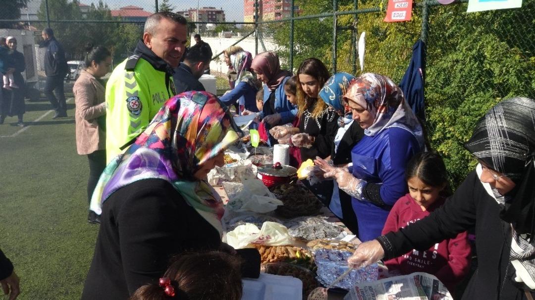 Gerc&uuml;ş&rsquo;te okul yararına kermes