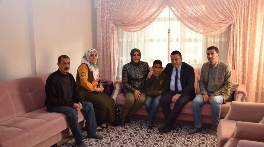 Fidan diken &ccedil;ocuklara bisiklet hediyesi