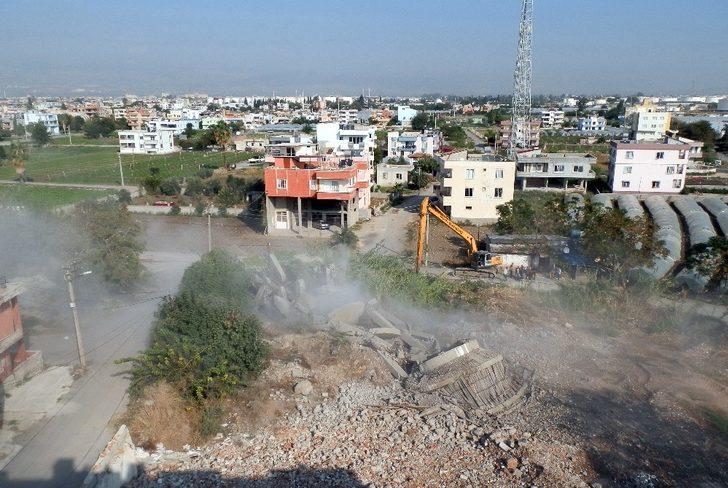 Mersin’de tehlike oluşturan su kulesi yıkıldı G2