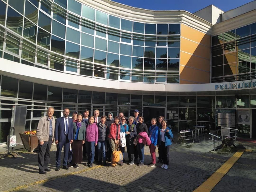 Tedavi edilen &Ccedil;inli turistler hatıra fotoğrafıyla ayrıldı