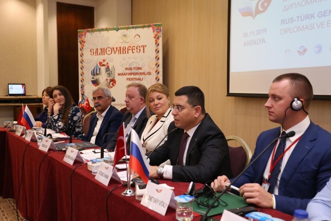 T&uuml;t&uuml;nc&uuml;, k&uuml;lt&uuml;rler buluşmasında