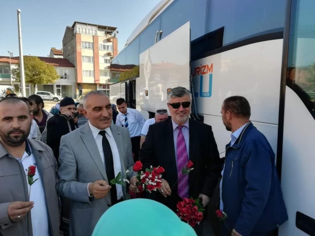 Umre ibadetini yerine getiren 48 Umreci g&uuml;llerle karşılandı