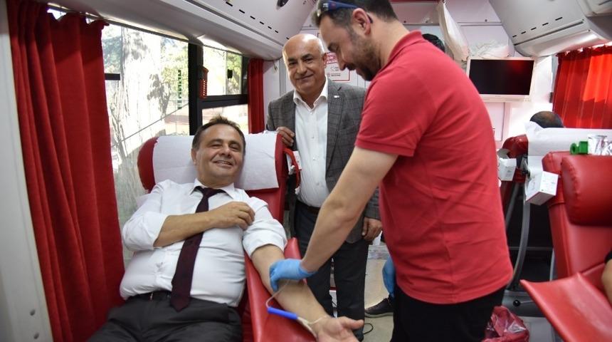 Başkan Şahin, Kızılay Kan Bağışı aracını ziyaret etti