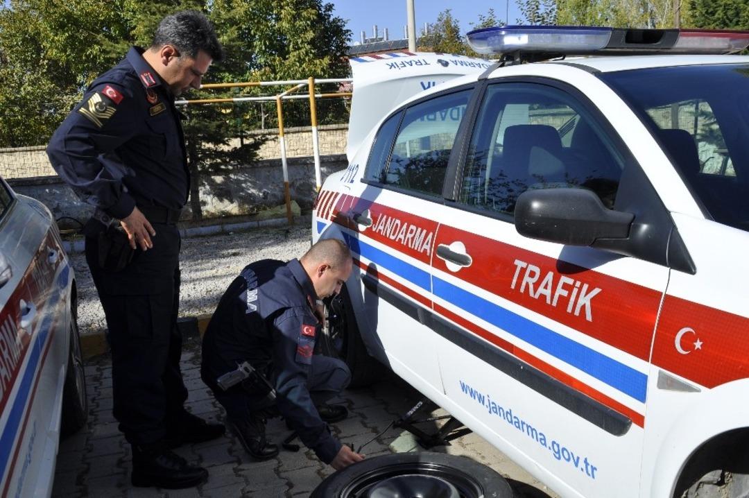 Şuhut Jandarma Trafik ekiplerine kış lastiği uygulaması