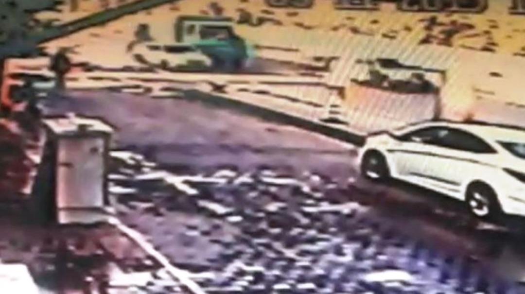 Otomobille kamyonet &ccedil;arpıştı: 1 yaralı