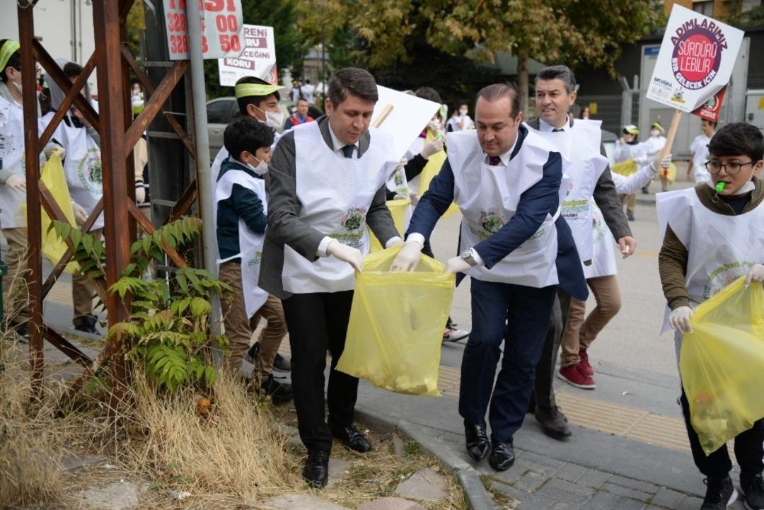 Pursaklar&rsquo;da &ouml;ğrenciler sokakları temizledi