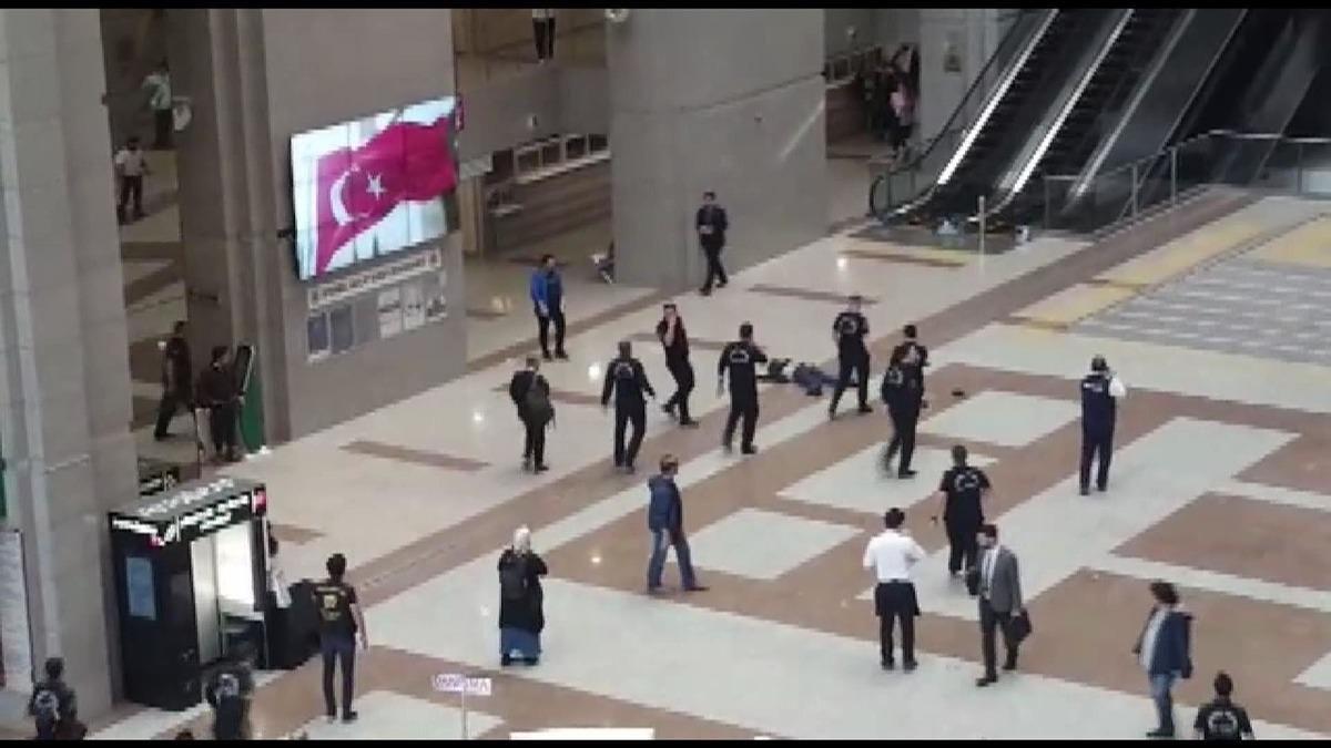 Son dakika... &Ccedil;ağlayan Adliyesi'nde intihar! &Uuml;st katlardan atladı