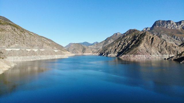 Sonbaharlar birlikte Deriner Barajı’nda su seviyesi düştü