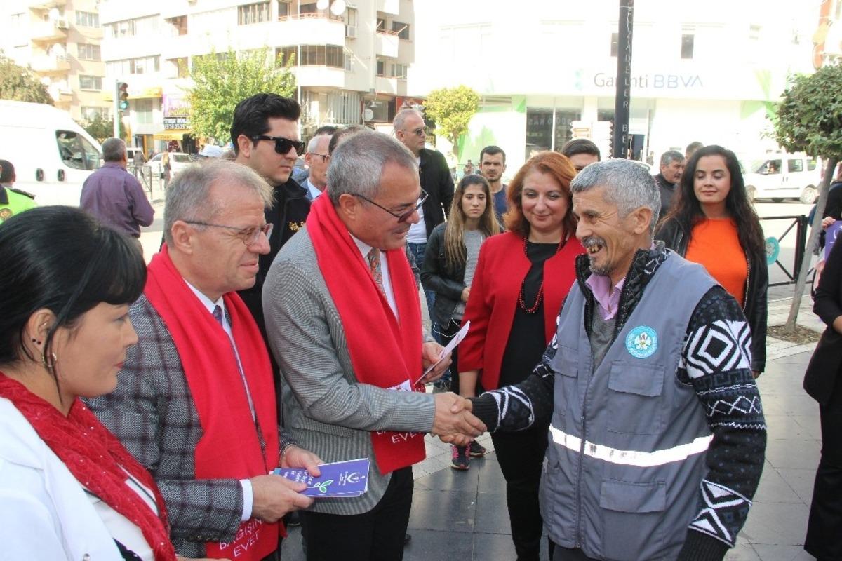 Vali Deniz organ bağışı i&ccedil;in broş&uuml;r dağıttı