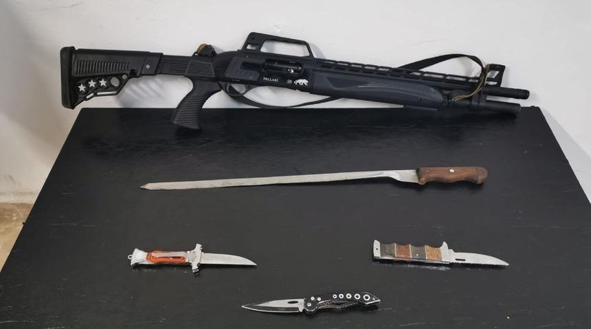 Jandarma uyuşturucu ve silah ele ge&ccedil;irdi