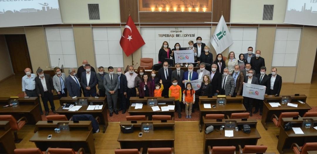 Meclis toplantısını l&ouml;semiye dikkat &ccedil;ekmek i&ccedil;in maske takarak yaptılar