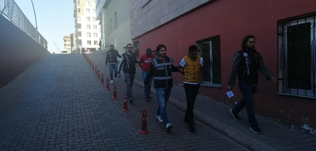 Uyuşturucu tacirleri kovalamaca sonucu yakalandı: 3 g&ouml;zaltı