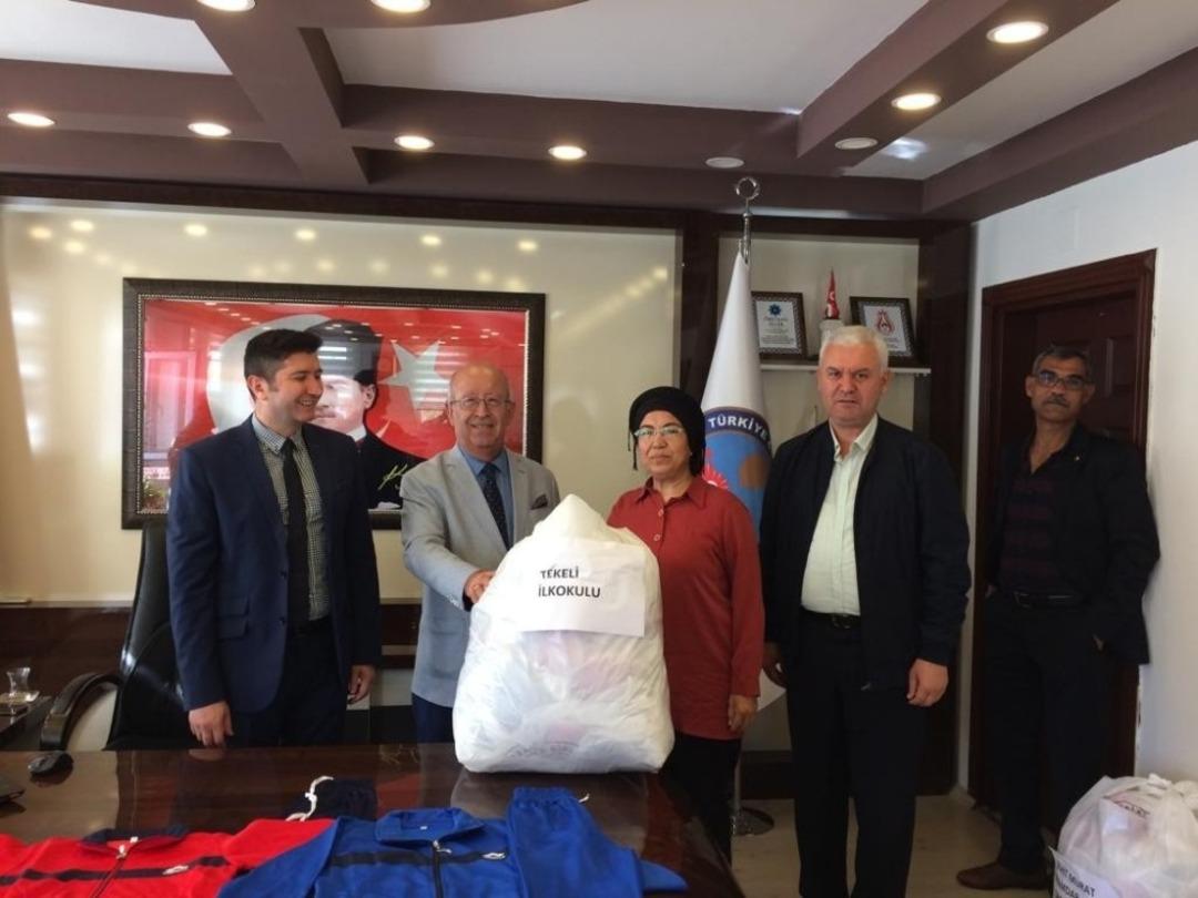 Bozyazı&rsquo;da ihtiya&ccedil; sahibi &ouml;ğrencileri eşofman yardımı yapıldı