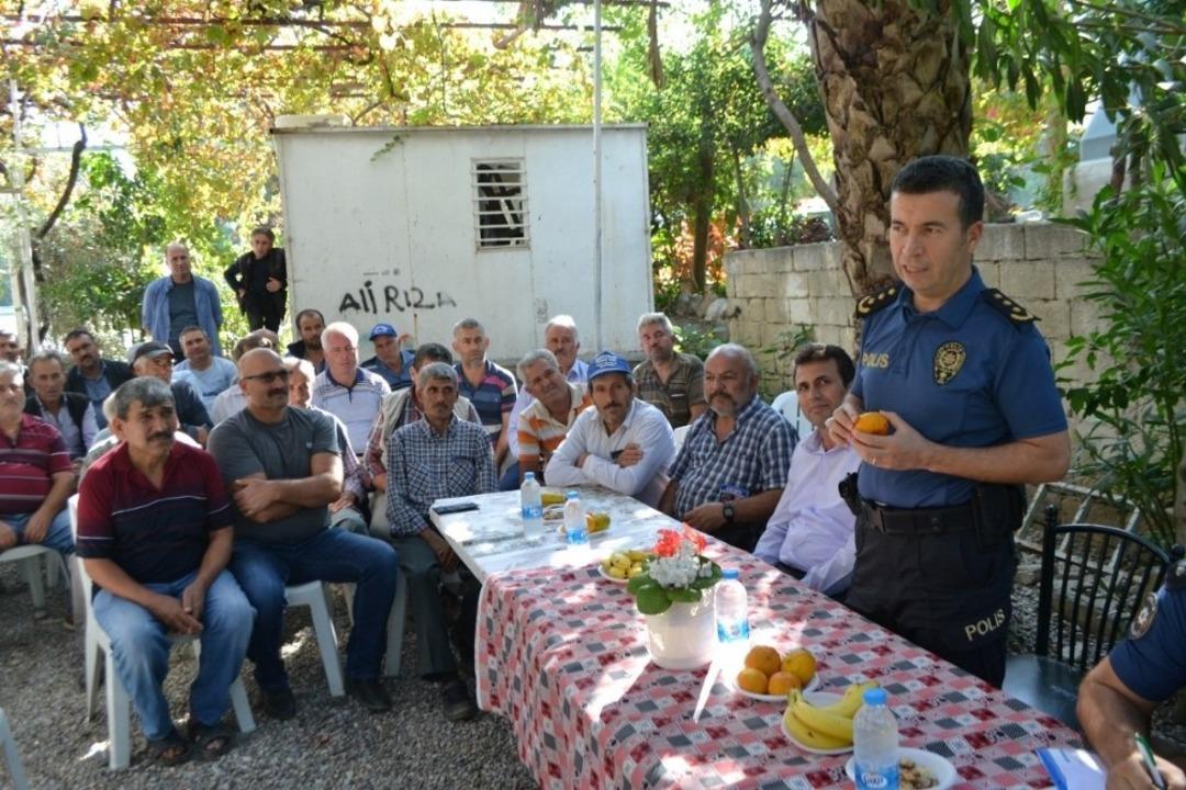 Bozyazı Emniyet M&uuml;d&uuml;r&uuml; G&uuml;ng&ouml;r vatandaşlarla bir araya geldi