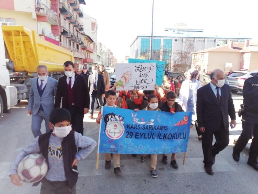 Sarıkamış&rsquo;ta &ouml;ğrenciler maske takıp l&ouml;semiye dikkat &ccedil;ektiler