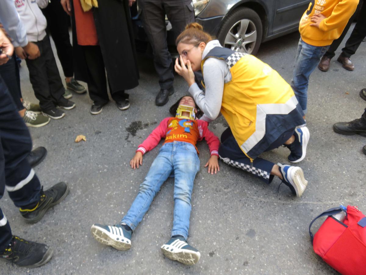 Ataşehir'de feci kaza! 8 yaşındaki &ouml;ğrenciye otomobil &ccedil;arptı