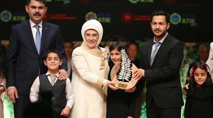 Pet şişelerden duvar &ouml;ren &ouml;ğretmenlere &ouml;d&uuml;l