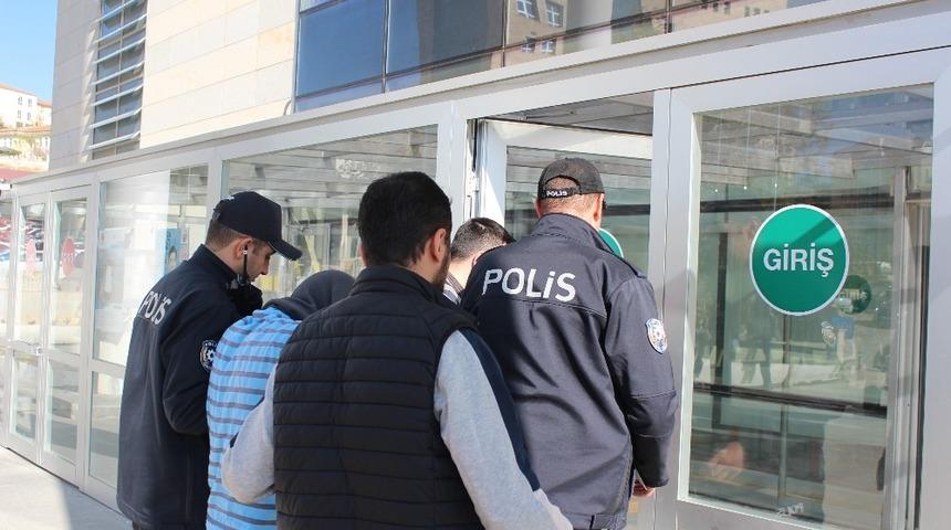 Elazığ polisi 2 hırsızlık ş&uuml;phelisini su&ccedil; &uuml;st&uuml; yakaladı