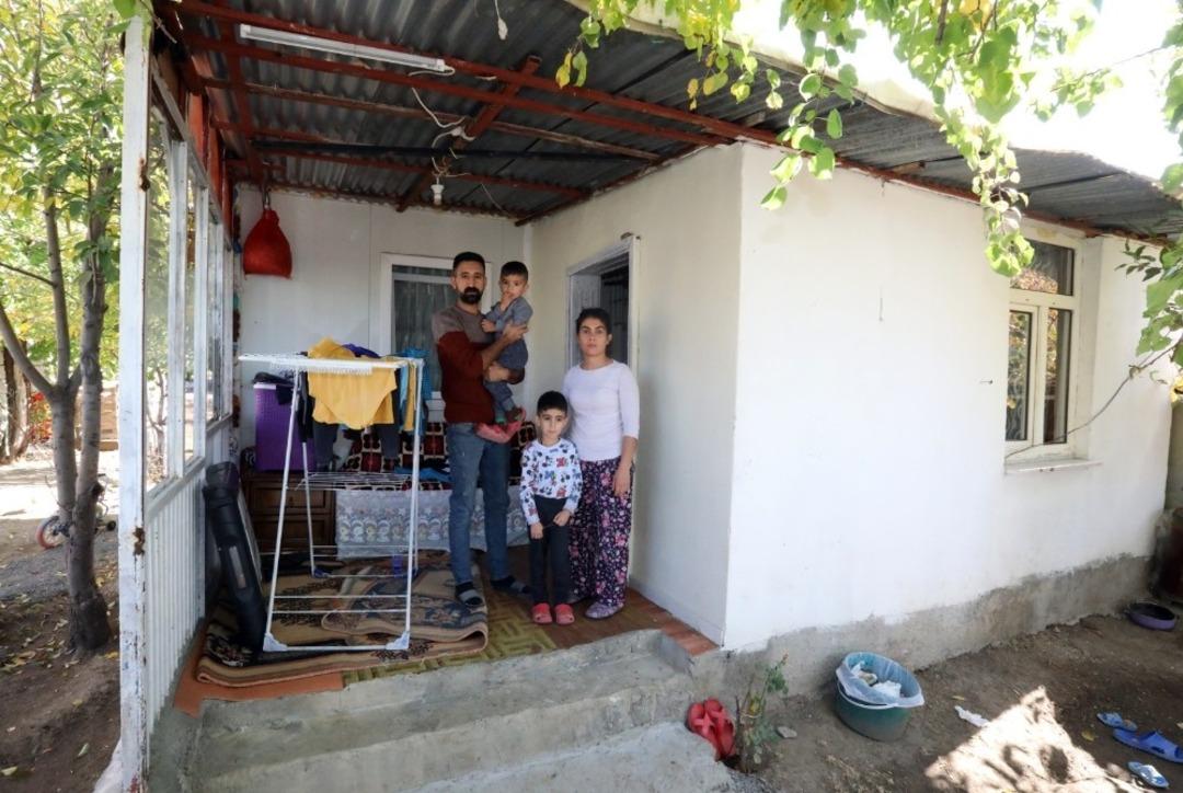 Kış g&uuml;n&uuml; evsiz kalan aileye b&uuml;y&uuml;kşehir el uzattı