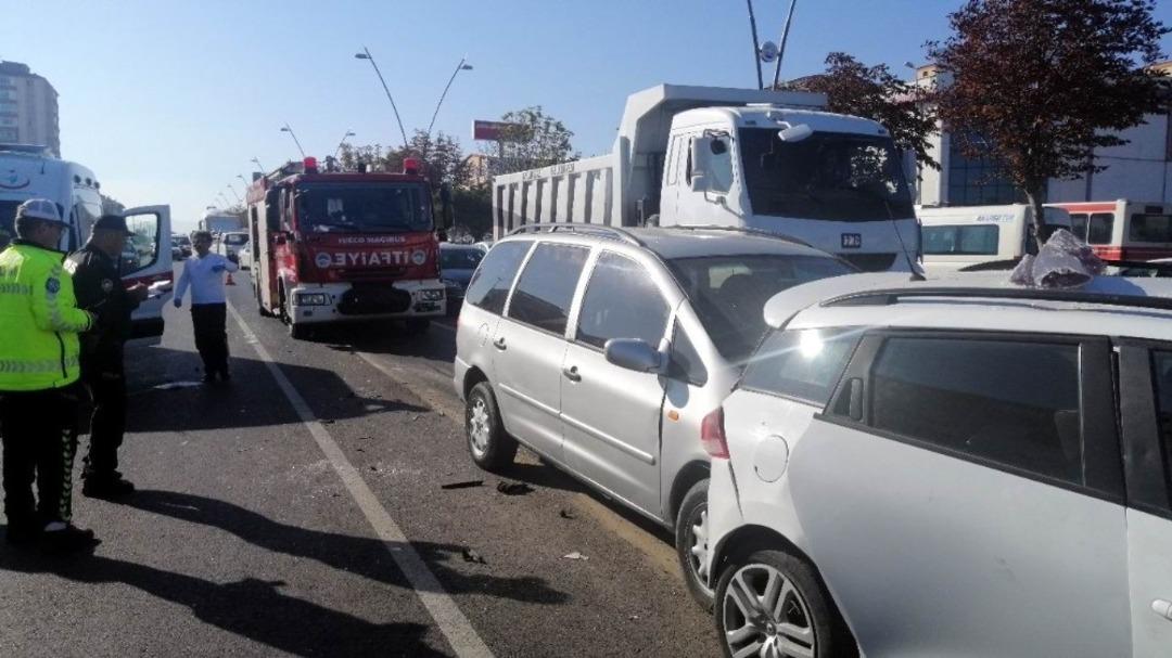 Kayseri&rsquo;de 4 aracın karıştığı zincirleme trafik kazası: 5 yaralı