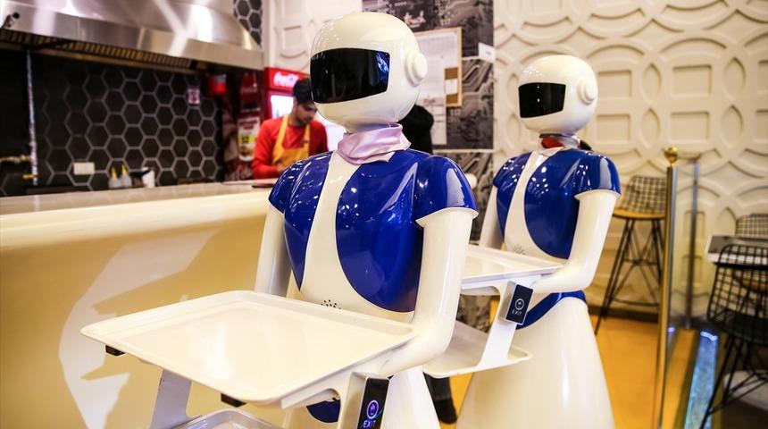 Bu restoranda masalar tablet, garsonlar robot
