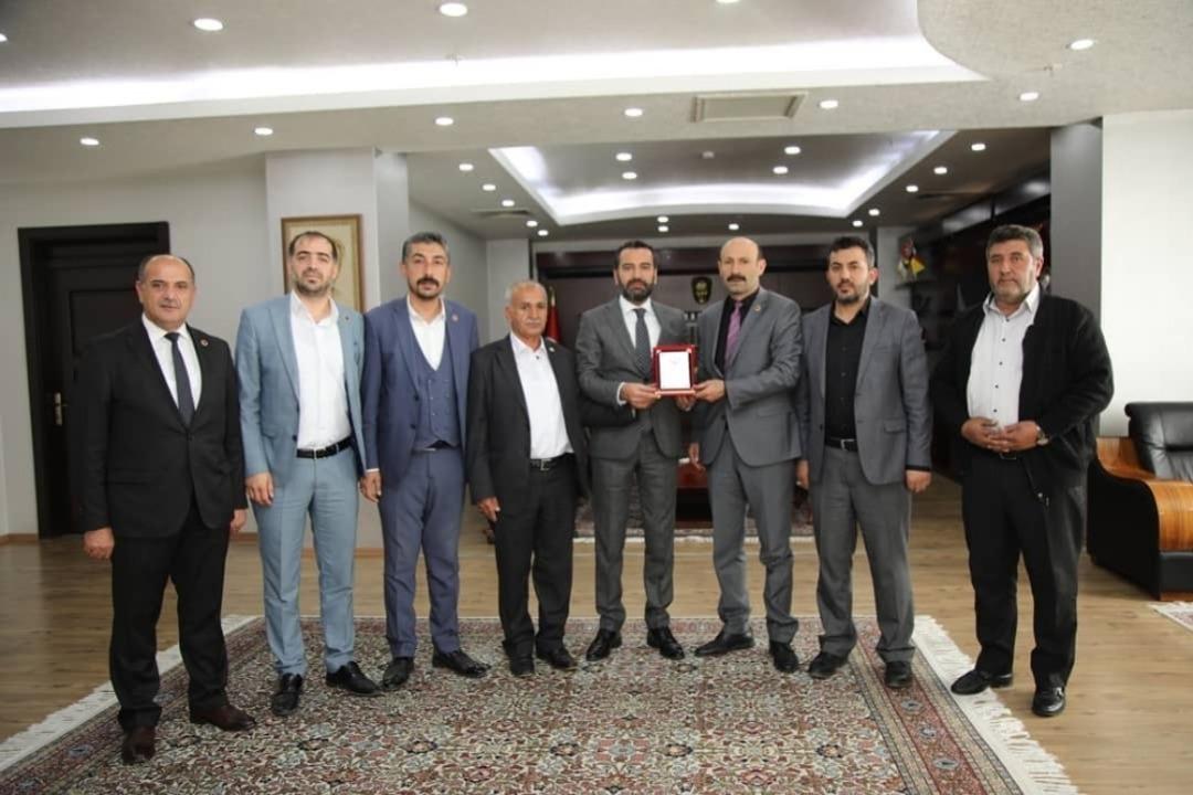 Başkan Şerifoğulları;"Muhtarlarımızla aramızda g&ouml;n&uuml;l k&ouml;pr&uuml;leri kurduk"