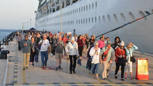 Dev transatlantik yolcu gemisi 3 yıl aradan sonra Kuşadası’nda
