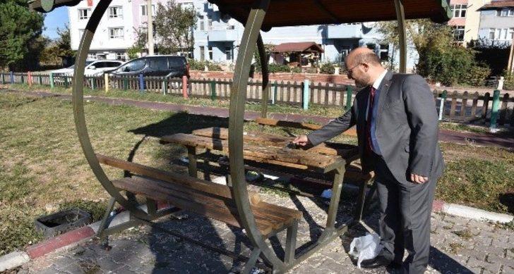 Parkta, belediye başkanını isyan ettiren manzara G1