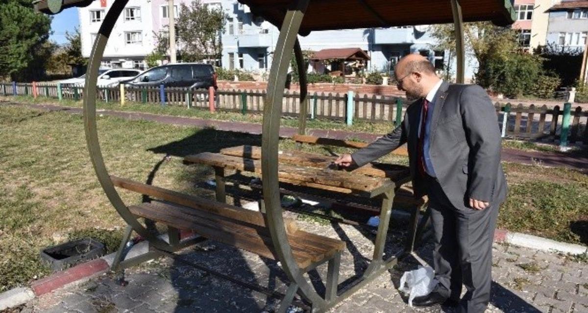 Parkta, belediye başkanını isyan ettiren manzara