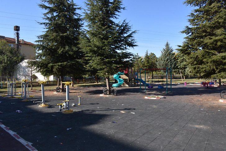 Parkta, belediye başkanını isyan ettiren manzara G4